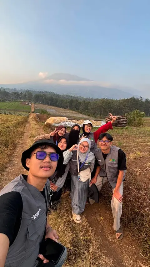Dokumentasi kelompok dengan lanskap pertanian Bukit Jengkoang