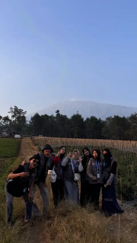 Dokumentasi kelompok dengan latar pegunungan Bukit Jengkoang