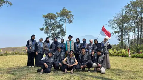Dokumentasi kelompok di area wisata Bukit Jengkoang